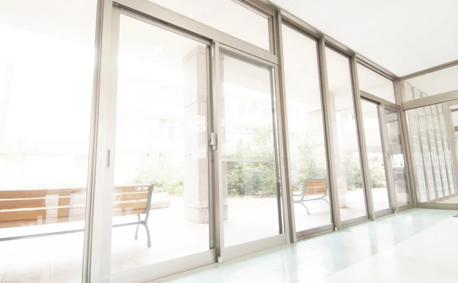 ビルのガラス扉