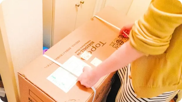 段ボールを運ぶ