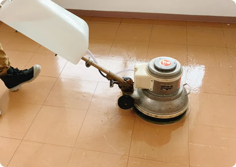 床磨き機で清掃する作業