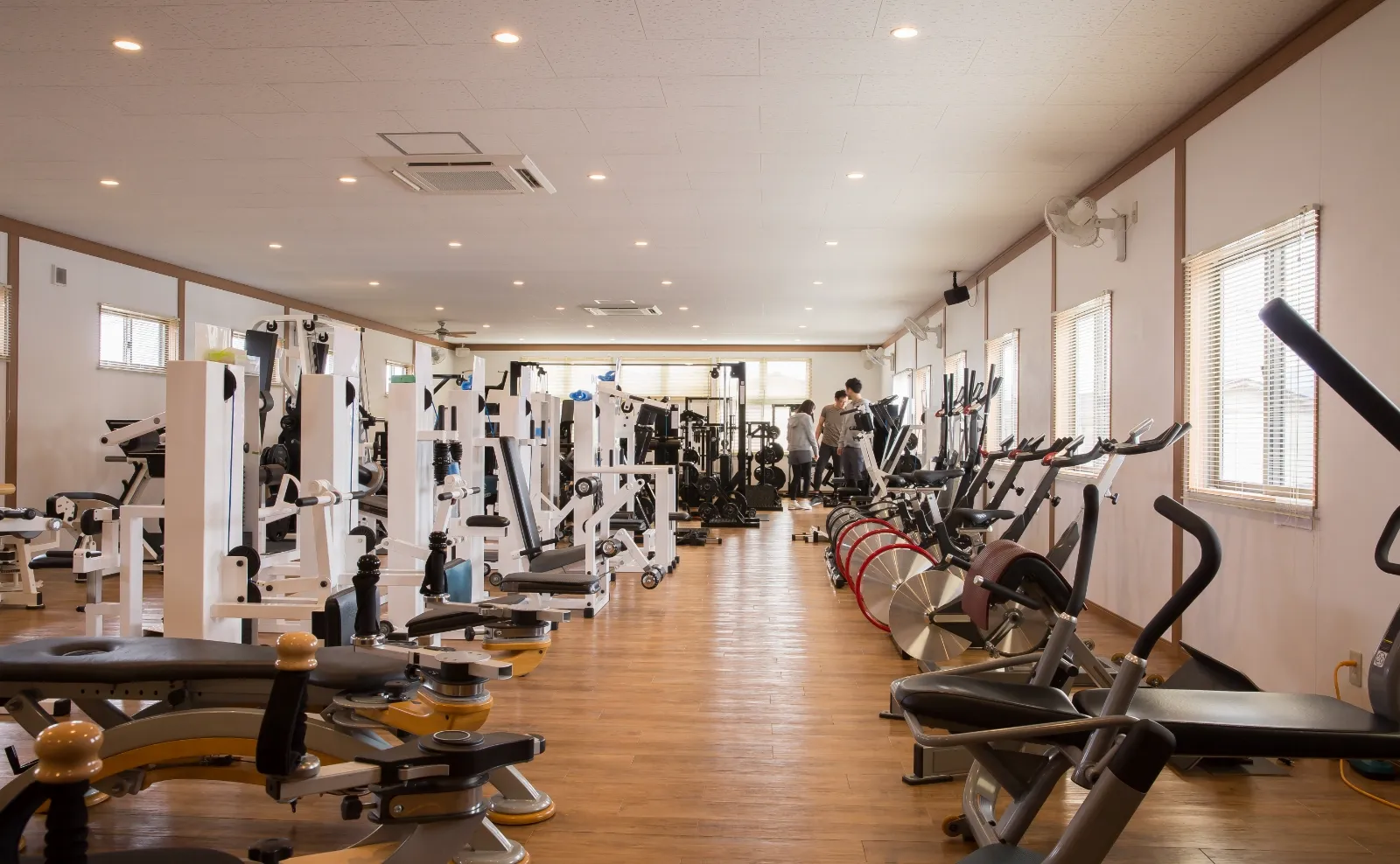 ジムのトレーニング機器