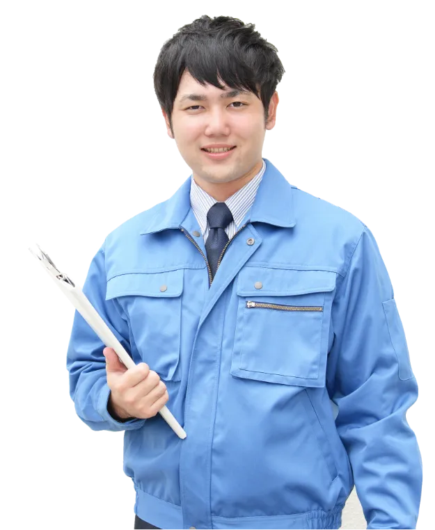 クリップボードを持つ作業服の男性スタッフ
